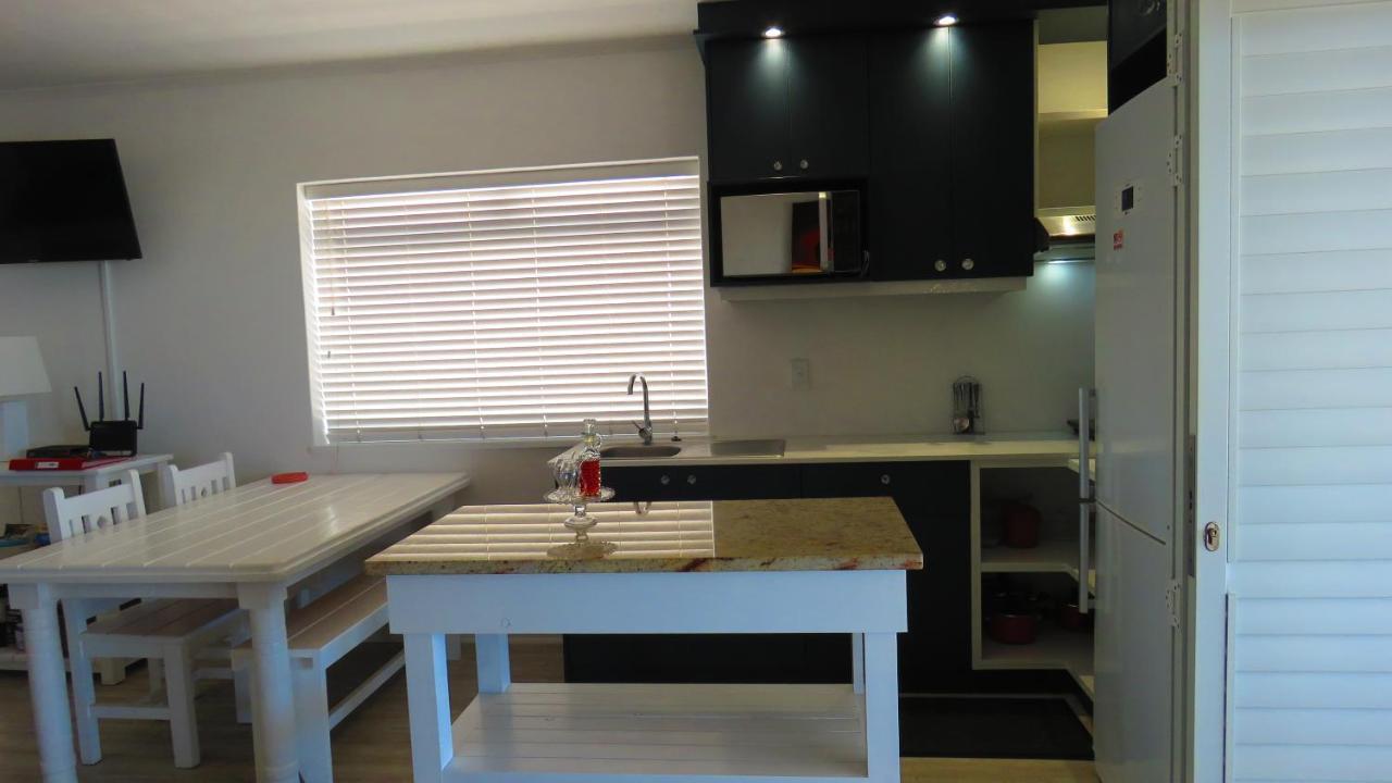 On The Beach Apartments Yzerfontein Bagian luar foto
